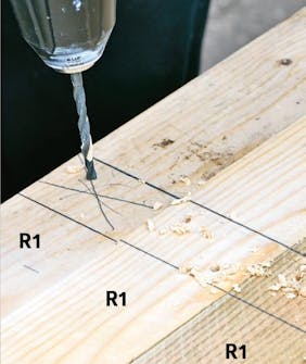 Bor for i rammedele til byg selv skur Bor for i de vandrette rammedele til skurets lodrette lægter